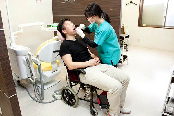 車椅子の患者様の診療
